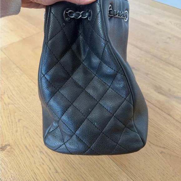 CHANEL Elegant Black Leather Shoulder Bag - Picture 2 of 10